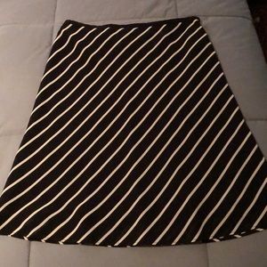 ❤️Fully lined vertical striped skirt. Size 8 😊